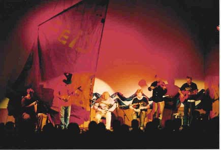 Dimh (spreekuit: daiv), een van de Schotse folkgroepen tijdens het 11e Skyefestival Fes an Eilein OPTREDEN 2002